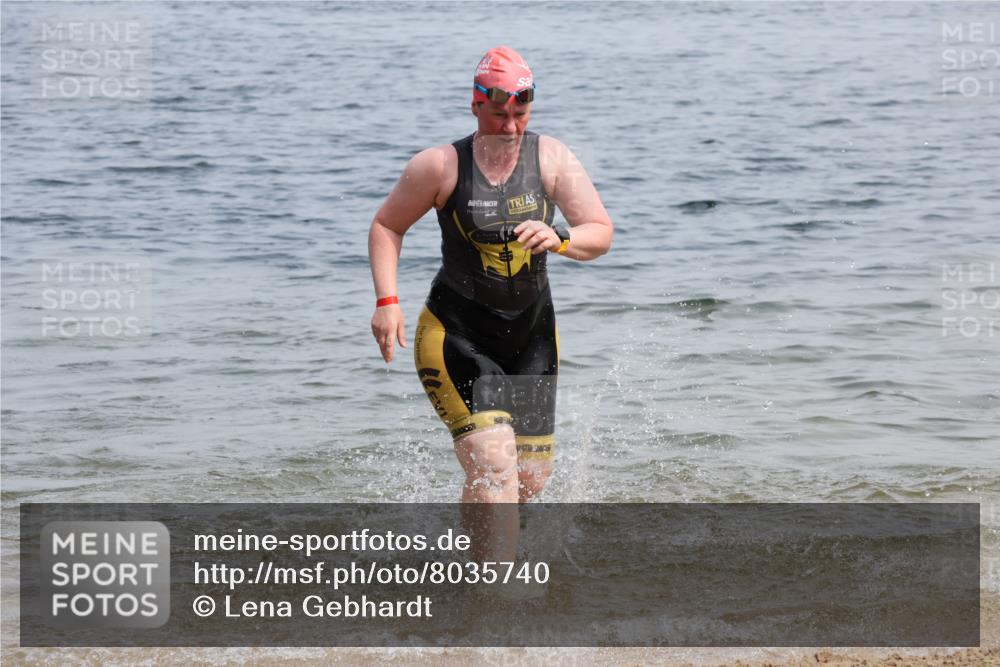 15.06.2025 - 27. Vierlanden-Triathlon Lena Gebhardt http://msf.ph/oto/8035740 15.06.2025 11:23:59 Schwimmen 903, 955, 959 meine-sportfotos.de