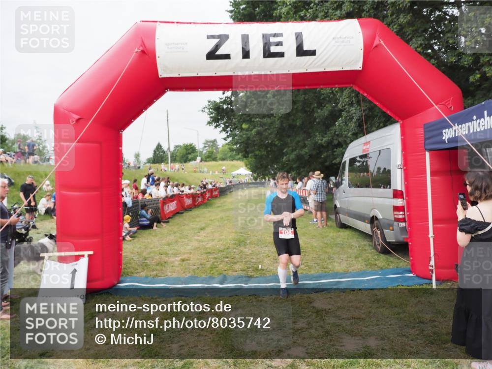 21.06.2025 - 27. Vierlanden-Triathlon MichiJ http://msf.ph/oto/8035742 15.06.2026 13:01:12 Ziel 106 meine-sportfotos.de