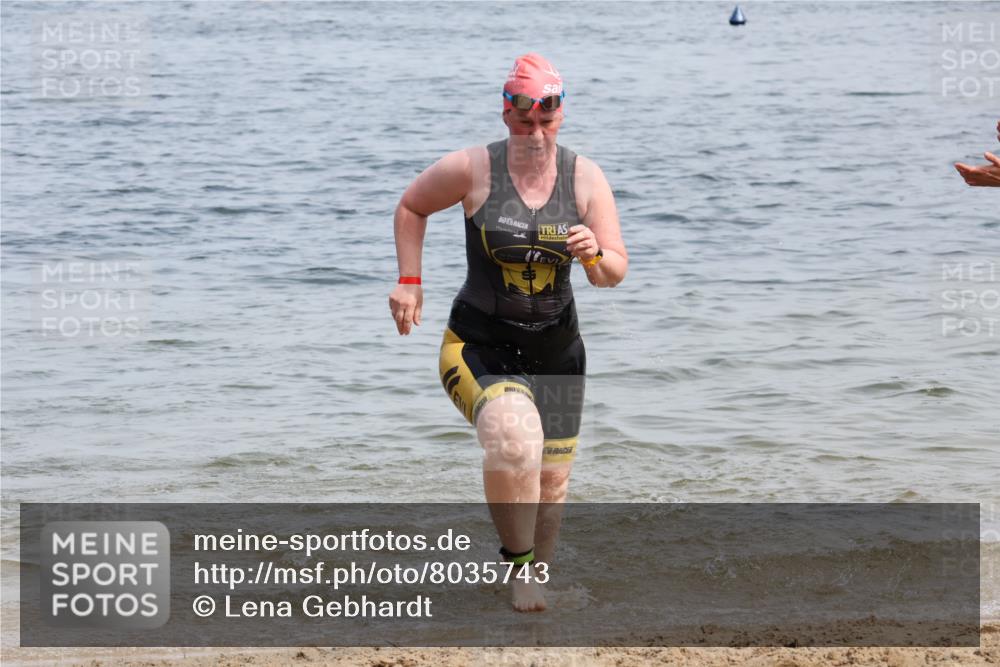 15.06.2025 - 27. Vierlanden-Triathlon Lena Gebhardt http://msf.ph/oto/8035743 15.06.2025 11:23:59 Schwimmen 903, 955, 959 meine-sportfotos.de