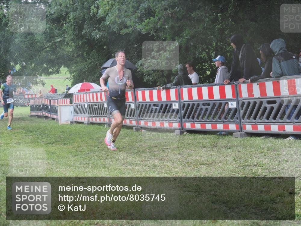 21.06.2025 - 27. Vierlanden-Triathlon KatJ http://msf.ph/oto/8035745 15.06.2025 13:52:38 Ziel 913, 1123, 1140 meine-sportfotos.de