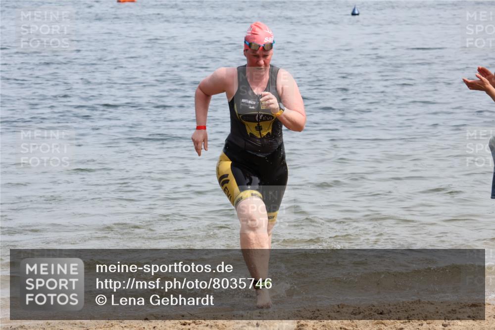 15.06.2025 - 27. Vierlanden-Triathlon Lena Gebhardt http://msf.ph/oto/8035746 15.06.2025 11:23:59 Schwimmen 903, 955, 959 meine-sportfotos.de