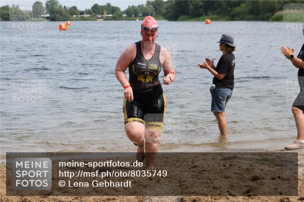 15.06.2025 - 27. Vierlanden-Triathlon Lena Gebhardt http://msf.ph/oto/8035749 15.06.2025 11:24:01 Schwimmen 903, 955, 959 meine-sportfotos.de