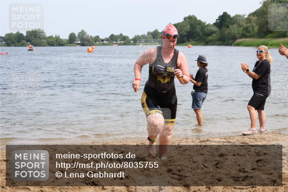 15.06.2025 - 27. Vierlanden-Triathlon Lena Gebhardt http://msf.ph/oto/8035755 15.06.2025 11:24:01 Schwimmen 903, 955, 959 meine-sportfotos.de