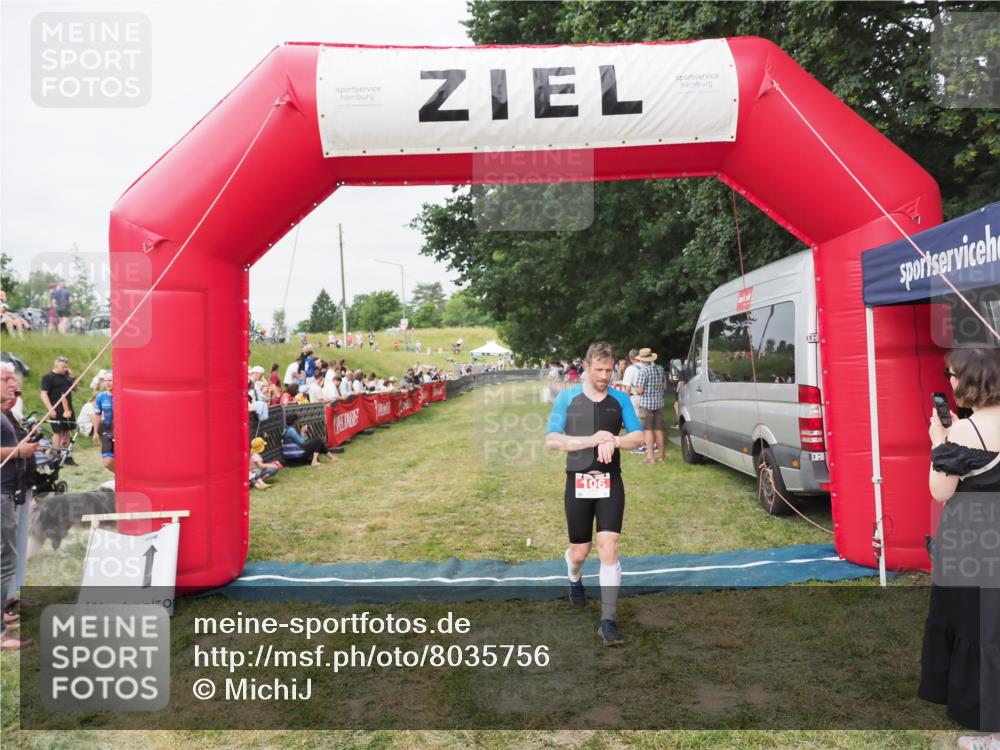 21.06.2025 - 27. Vierlanden-Triathlon MichiJ http://msf.ph/oto/8035756 15.06.2026 13:01:12 Ziel 106 meine-sportfotos.de