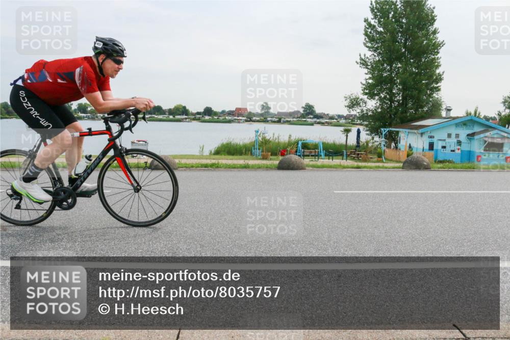 15.06.2025 - 27. Vierlanden-Triathlon H.Heesch http://msf.ph/oto/8035757 15.06.2025 10:45:47 Radfahren 450, 462 meine-sportfotos.de