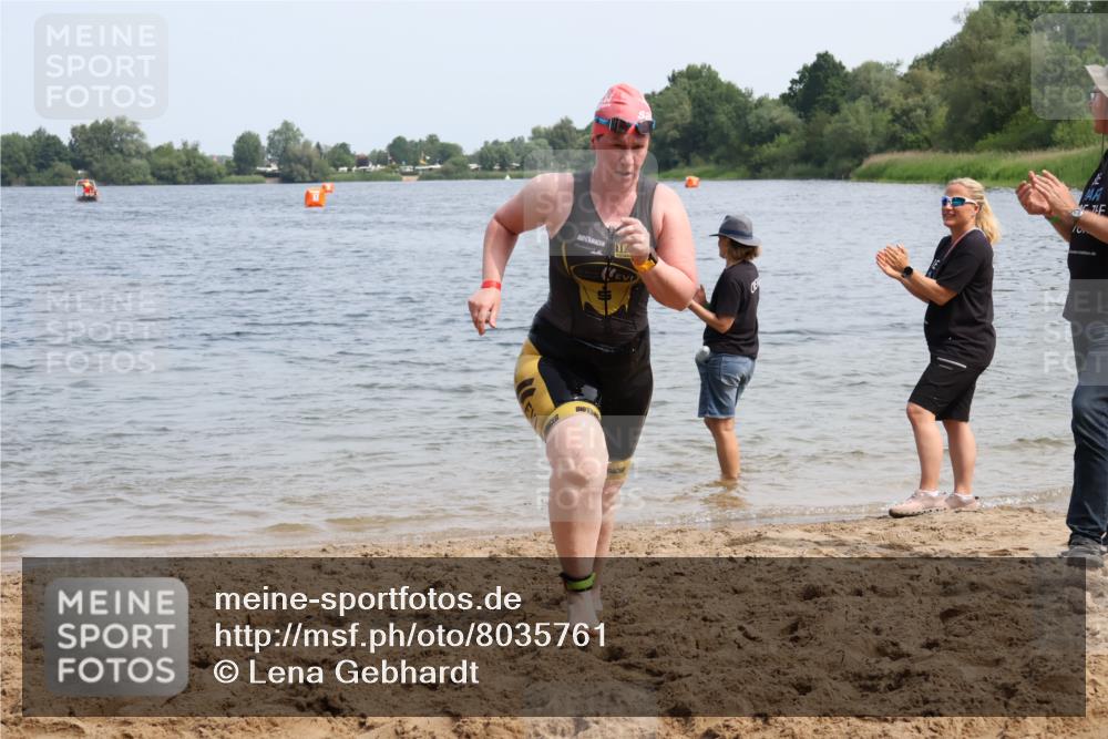 15.06.2025 - 27. Vierlanden-Triathlon Lena Gebhardt http://msf.ph/oto/8035761 15.06.2025 11:24:01 Schwimmen 903, 955, 959 meine-sportfotos.de