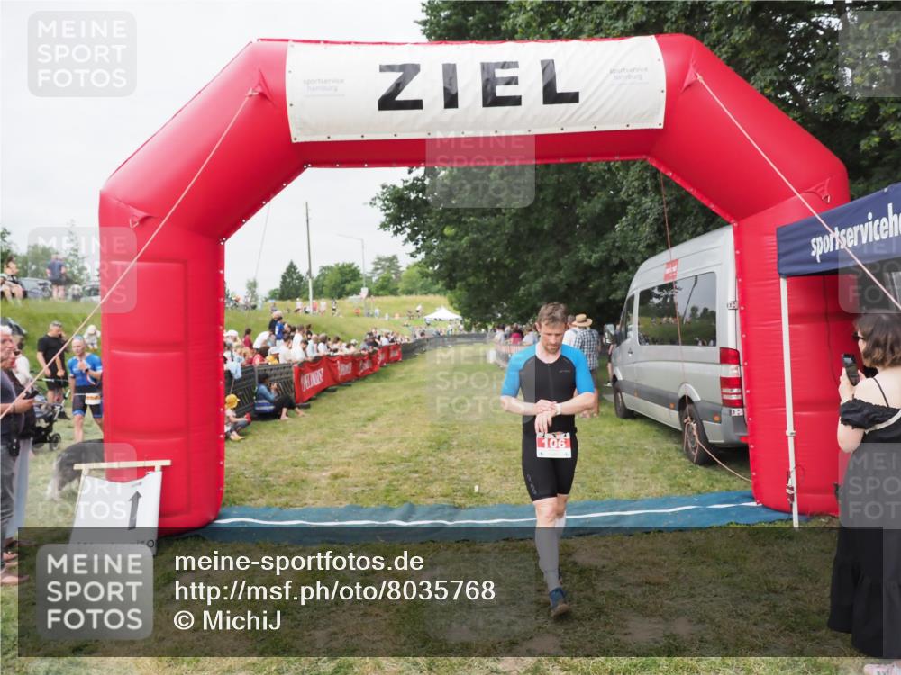 21.06.2025 - 27. Vierlanden-Triathlon MichiJ http://msf.ph/oto/8035768 15.06.2026 13:01:13 Ziel 106 meine-sportfotos.de