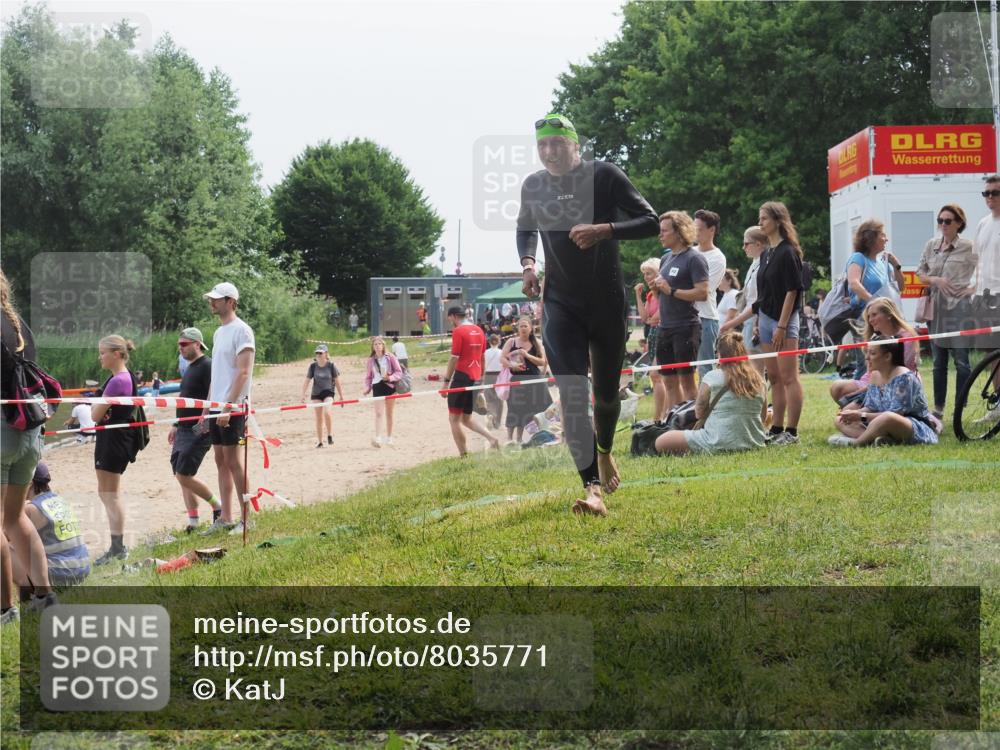 15.06.2025 - 27. Vierlanden-Triathlon KatJ http://msf.ph/oto/8035771 15.06.2025 11:20:37 Schwimmen 838, 969, 1400 meine-sportfotos.de