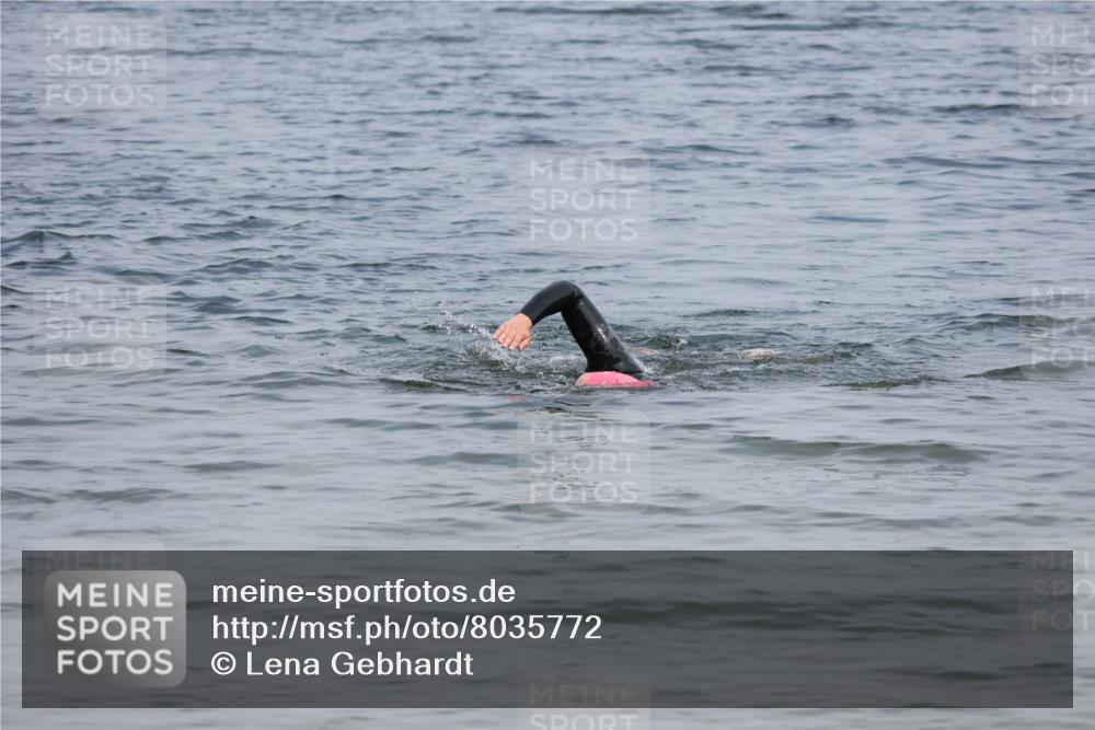 15.06.2025 - 27. Vierlanden-Triathlon Lena Gebhardt http://msf.ph/oto/8035772 15.06.2025 11:24:33 Schwimmen  meine-sportfotos.de