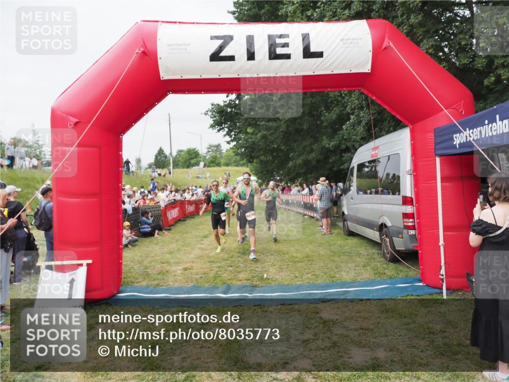 21.06.2025 - 27. Vierlanden-Triathlon MichiJ http://msf.ph/oto/8035773 15.06.2026 13:02:17 Ziel 755, 1009, 1039, 1041, 1042, 1043 meine-sportfotos.de