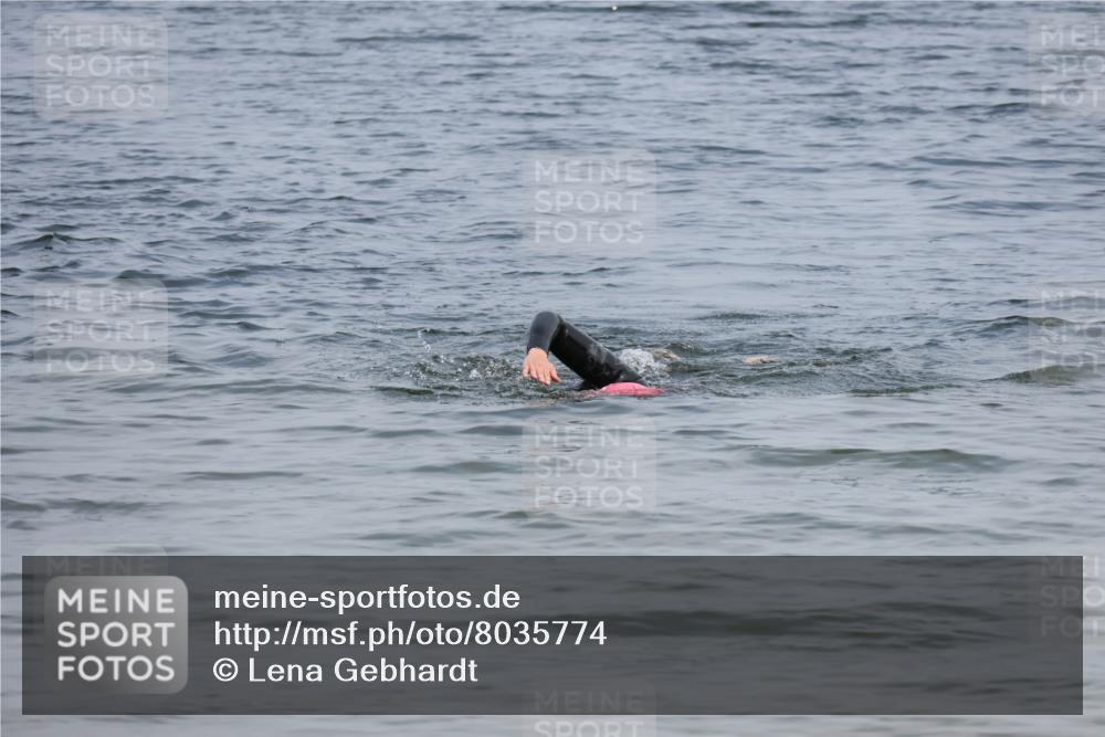 15.06.2025 - 27. Vierlanden-Triathlon Lena Gebhardt http://msf.ph/oto/8035774 15.06.2025 11:24:33 Schwimmen  meine-sportfotos.de