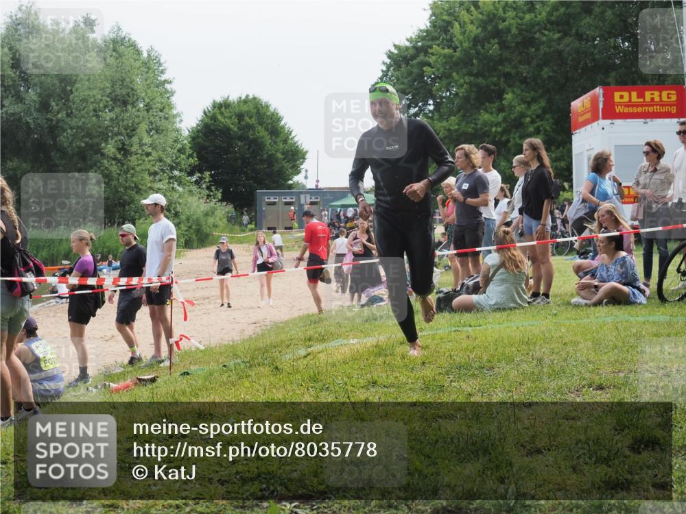 15.06.2025 - 27. Vierlanden-Triathlon KatJ http://msf.ph/oto/8035778 15.06.2025 11:20:37 Schwimmen 838, 969, 1400 meine-sportfotos.de