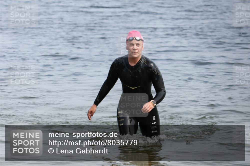 15.06.2025 - 27. Vierlanden-Triathlon Lena Gebhardt http://msf.ph/oto/8035779 15.06.2025 11:24:41 Schwimmen 935 meine-sportfotos.de