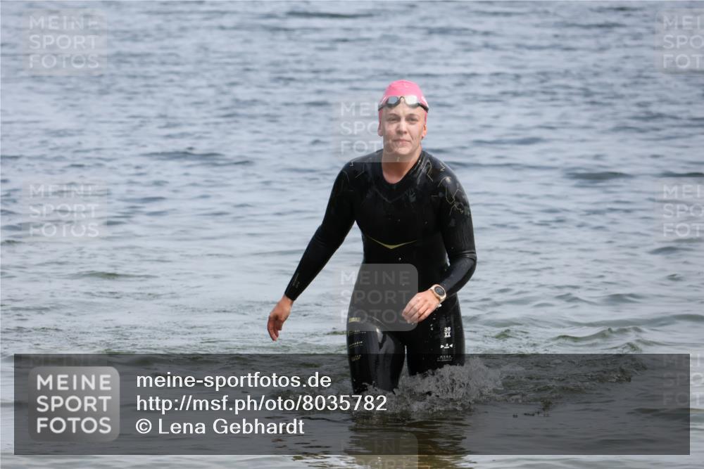 15.06.2025 - 27. Vierlanden-Triathlon Lena Gebhardt http://msf.ph/oto/8035782 15.06.2025 11:24:41 Schwimmen 935 meine-sportfotos.de