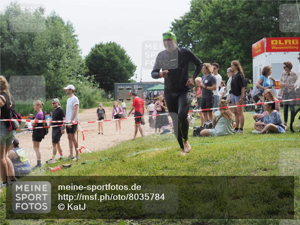 15.06.2025 - 27. Vierlanden-Triathlon KatJ http://msf.ph/oto/8035784 15.06.2025 11:20:37 Schwimmen 838, 969, 1400 meine-sportfotos.de