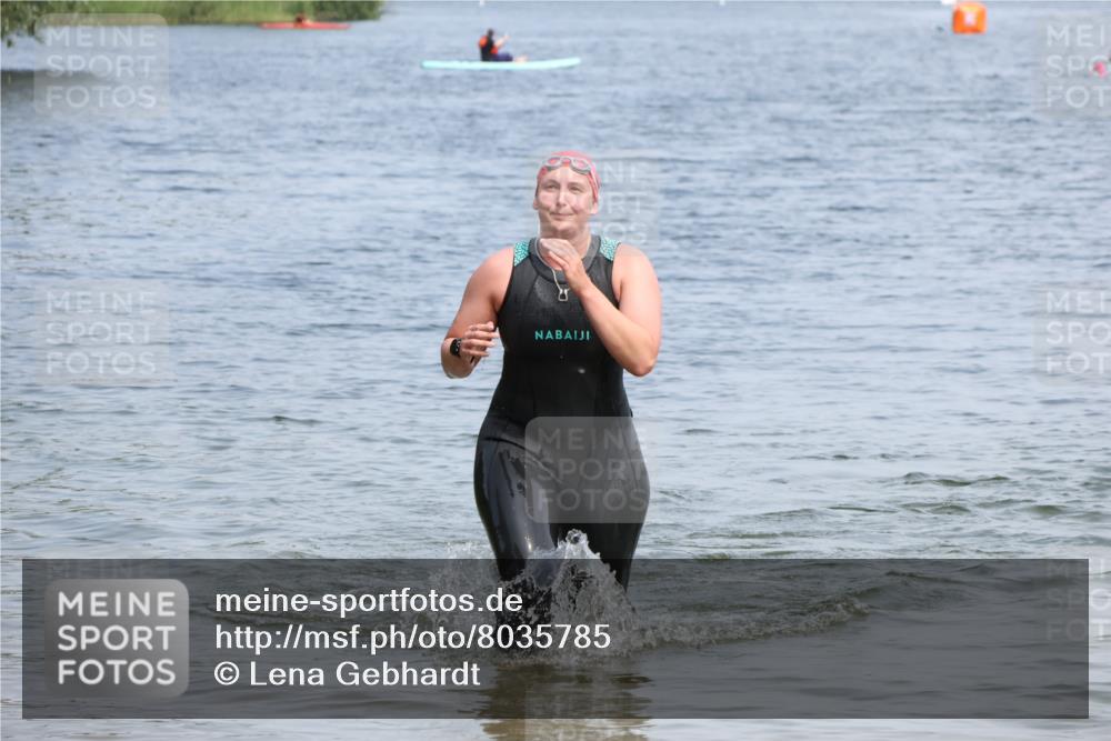 15.06.2025 - 27. Vierlanden-Triathlon Lena Gebhardt http://msf.ph/oto/8035785 15.06.2025 11:24:44 Schwimmen 935, 981 meine-sportfotos.de