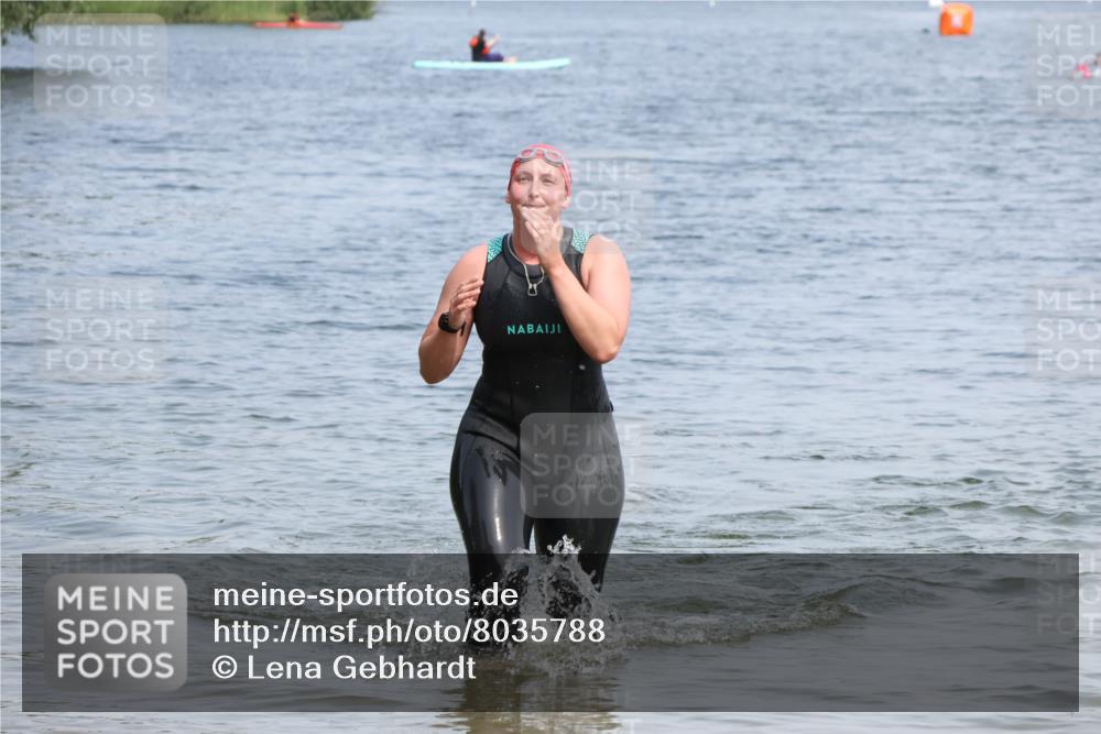 15.06.2025 - 27. Vierlanden-Triathlon Lena Gebhardt http://msf.ph/oto/8035788 15.06.2025 11:24:45 Schwimmen 935, 981 meine-sportfotos.de