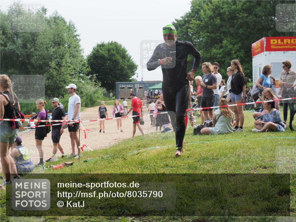 15.06.2025 - 27. Vierlanden-Triathlon KatJ http://msf.ph/oto/8035790 15.06.2025 11:20:38 Schwimmen 838, 969, 1400 meine-sportfotos.de