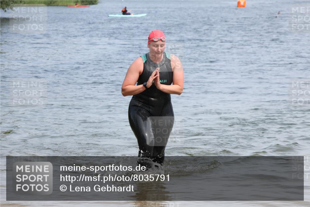 15.06.2025 - 27. Vierlanden-Triathlon Lena Gebhardt http://msf.ph/oto/8035791 15.06.2025 11:24:46 Schwimmen 935, 981 meine-sportfotos.de