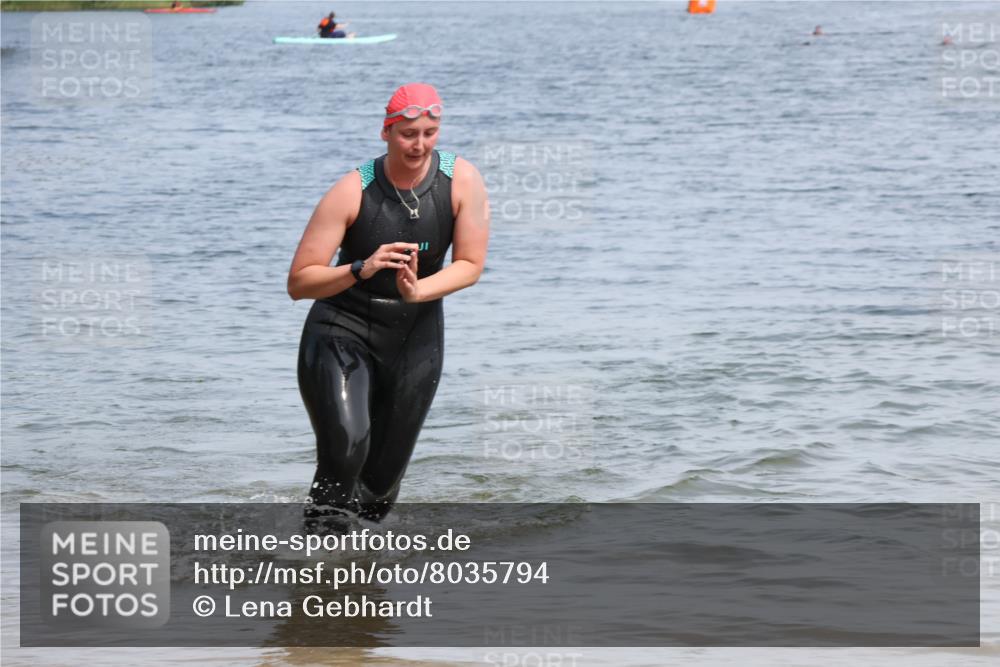 15.06.2025 - 27. Vierlanden-Triathlon Lena Gebhardt http://msf.ph/oto/8035794 15.06.2025 11:24:46 Schwimmen 935, 981 meine-sportfotos.de