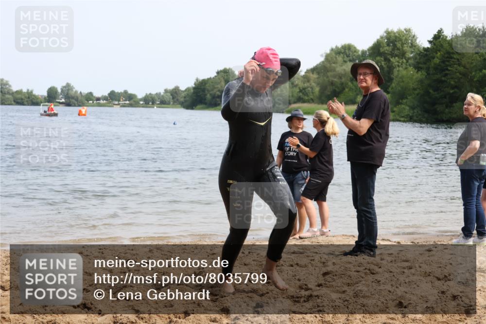 15.06.2025 - 27. Vierlanden-Triathlon Lena Gebhardt http://msf.ph/oto/8035799 15.06.2025 11:24:47 Schwimmen 935, 981 meine-sportfotos.de