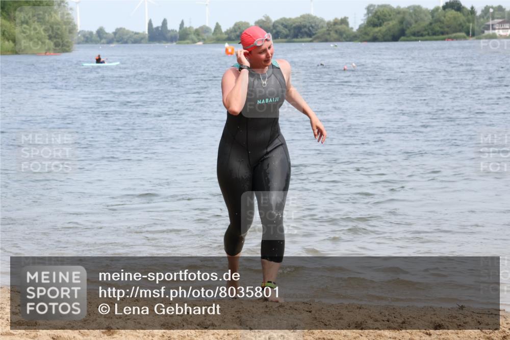 15.06.2025 - 27. Vierlanden-Triathlon Lena Gebhardt http://msf.ph/oto/8035801 15.06.2025 11:24:48 Schwimmen 935, 981 meine-sportfotos.de