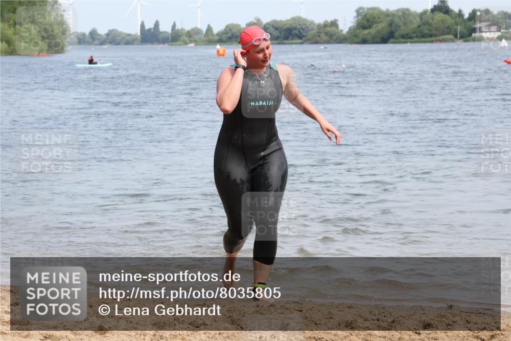 15.06.2025 - 27. Vierlanden-Triathlon Lena Gebhardt http://msf.ph/oto/8035805 15.06.2025 11:24:48 Schwimmen 935, 981 meine-sportfotos.de