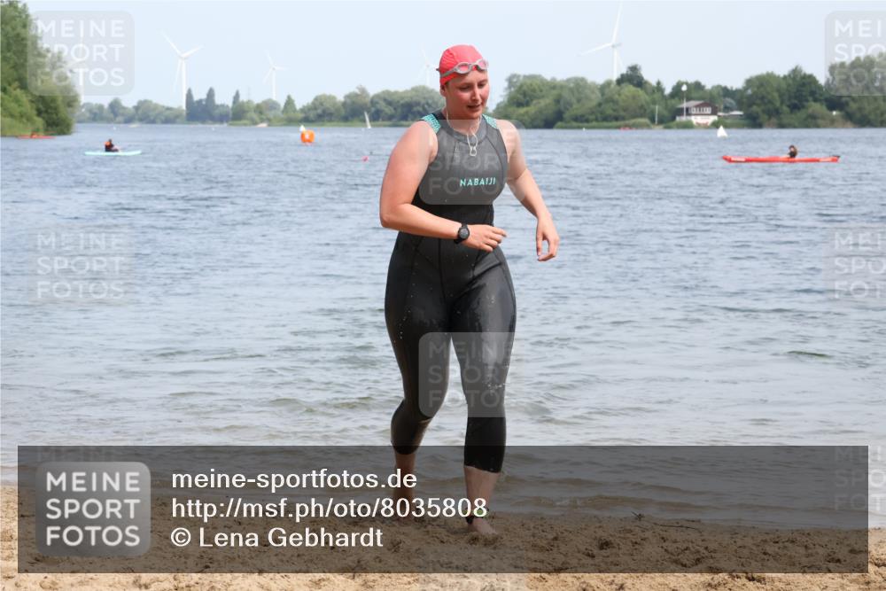 15.06.2025 - 27. Vierlanden-Triathlon Lena Gebhardt http://msf.ph/oto/8035808 15.06.2025 11:24:49 Schwimmen 935, 981 meine-sportfotos.de