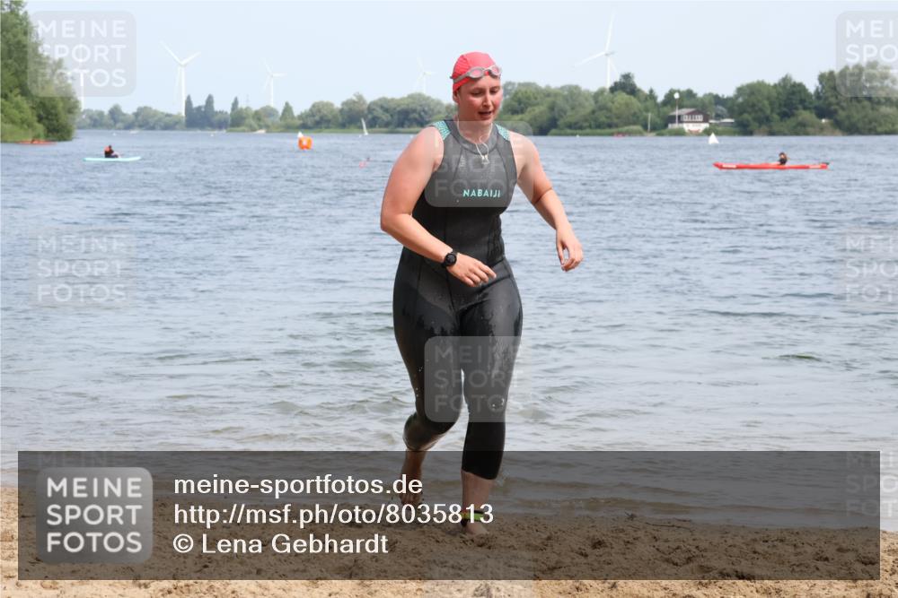 15.06.2025 - 27. Vierlanden-Triathlon Lena Gebhardt http://msf.ph/oto/8035813 15.06.2025 11:24:49 Schwimmen 935, 981 meine-sportfotos.de