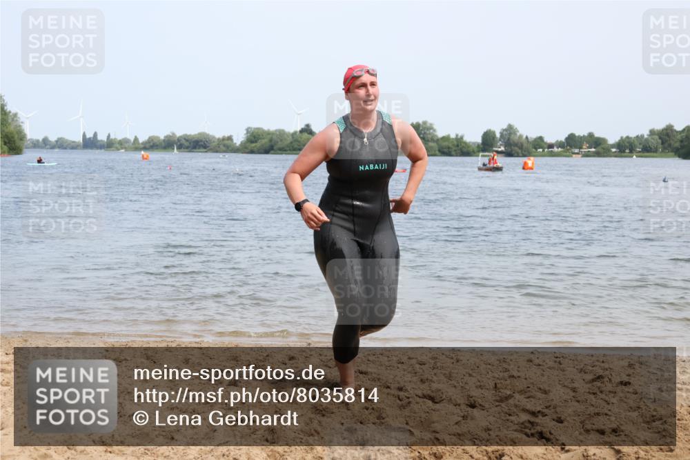 15.06.2025 - 27. Vierlanden-Triathlon Lena Gebhardt http://msf.ph/oto/8035814 15.06.2025 11:24:50 Schwimmen 935, 981 meine-sportfotos.de