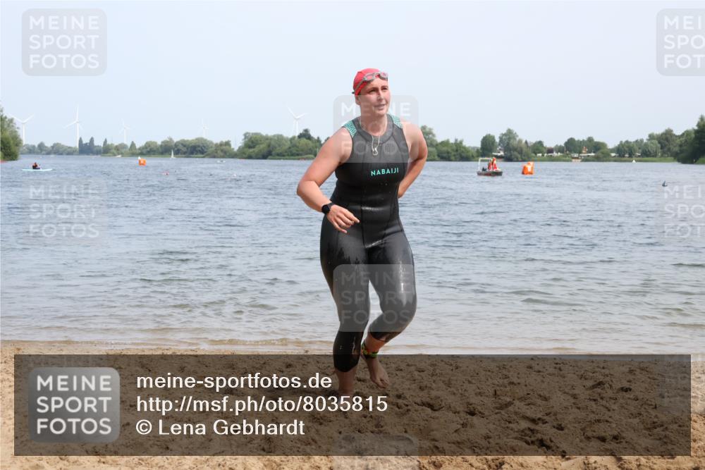15.06.2025 - 27. Vierlanden-Triathlon Lena Gebhardt http://msf.ph/oto/8035815 15.06.2025 11:24:50 Schwimmen 935, 981 meine-sportfotos.de