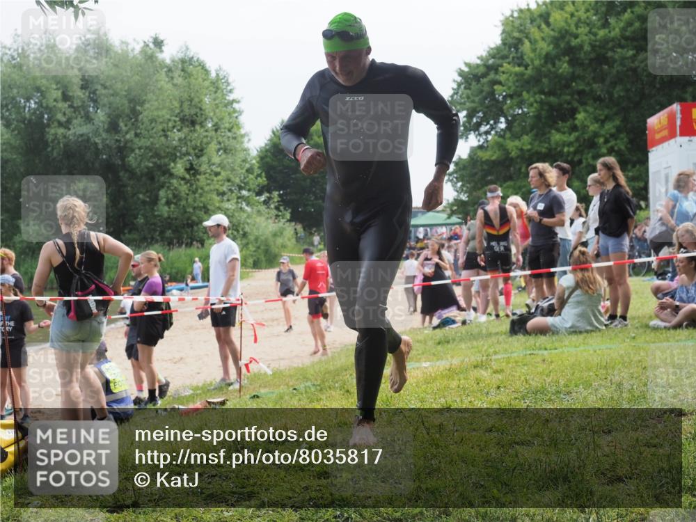 15.06.2025 - 27. Vierlanden-Triathlon KatJ http://msf.ph/oto/8035817 15.06.2025 11:20:38 Schwimmen 838, 969, 1400 meine-sportfotos.de
