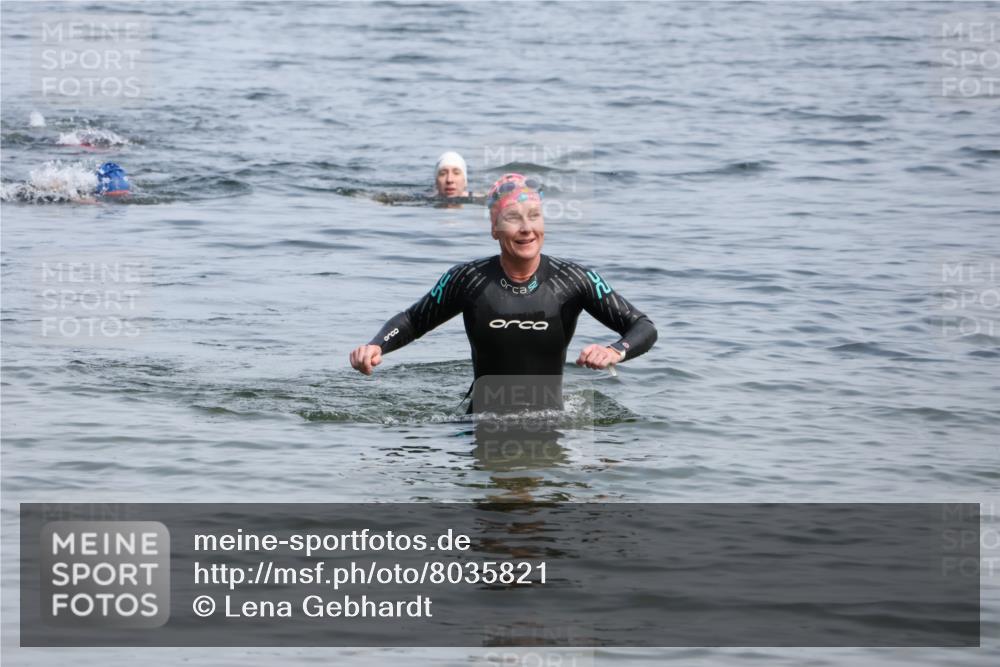 15.06.2025 - 27. Vierlanden-Triathlon Lena Gebhardt http://msf.ph/oto/8035821 15.06.2025 11:26:36 Schwimmen  meine-sportfotos.de