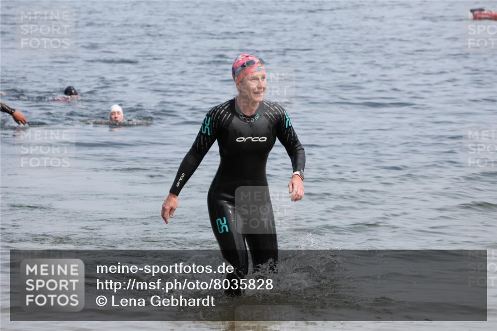 15.06.2025 - 27. Vierlanden-Triathlon Lena Gebhardt http://msf.ph/oto/8035828 15.06.2025 11:26:42 Schwimmen 900 meine-sportfotos.de