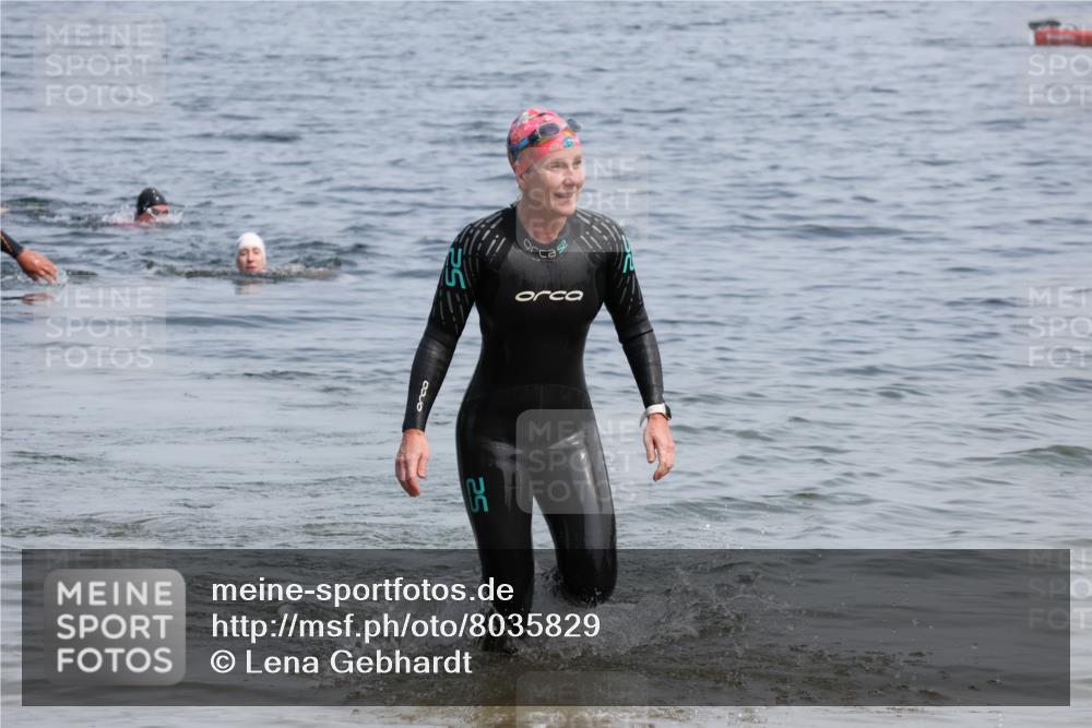 15.06.2025 - 27. Vierlanden-Triathlon Lena Gebhardt http://msf.ph/oto/8035829 15.06.2025 11:26:42 Schwimmen 900 meine-sportfotos.de