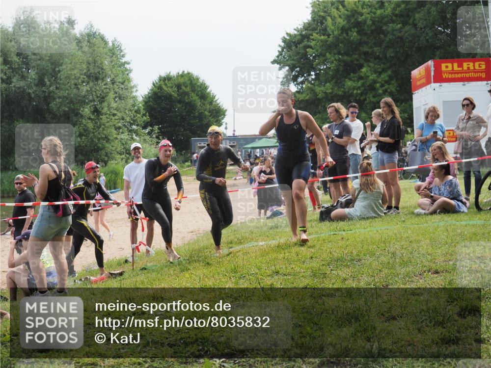 15.06.2025 - 27. Vierlanden-Triathlon KatJ http://msf.ph/oto/8035832 15.06.2025 11:20:45 Schwimmen 879, 924, 936, 941, 969, 1400 meine-sportfotos.de