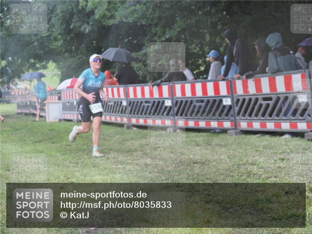 21.06.2025 - 27. Vierlanden-Triathlon KatJ http://msf.ph/oto/8035833 15.06.2025 13:52:45 Ziel 913 meine-sportfotos.de