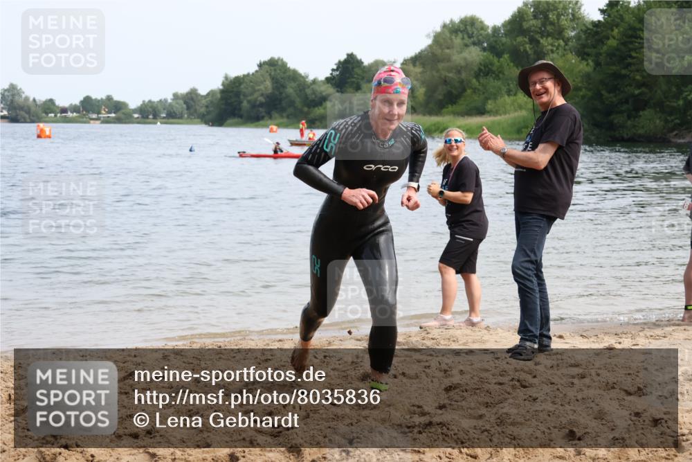 15.06.2025 - 27. Vierlanden-Triathlon Lena Gebhardt http://msf.ph/oto/8035836 15.06.2025 11:26:48 Schwimmen 900 meine-sportfotos.de