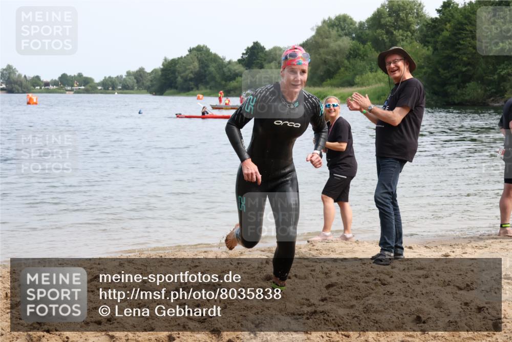 15.06.2025 - 27. Vierlanden-Triathlon Lena Gebhardt http://msf.ph/oto/8035838 15.06.2025 11:26:48 Schwimmen 900 meine-sportfotos.de