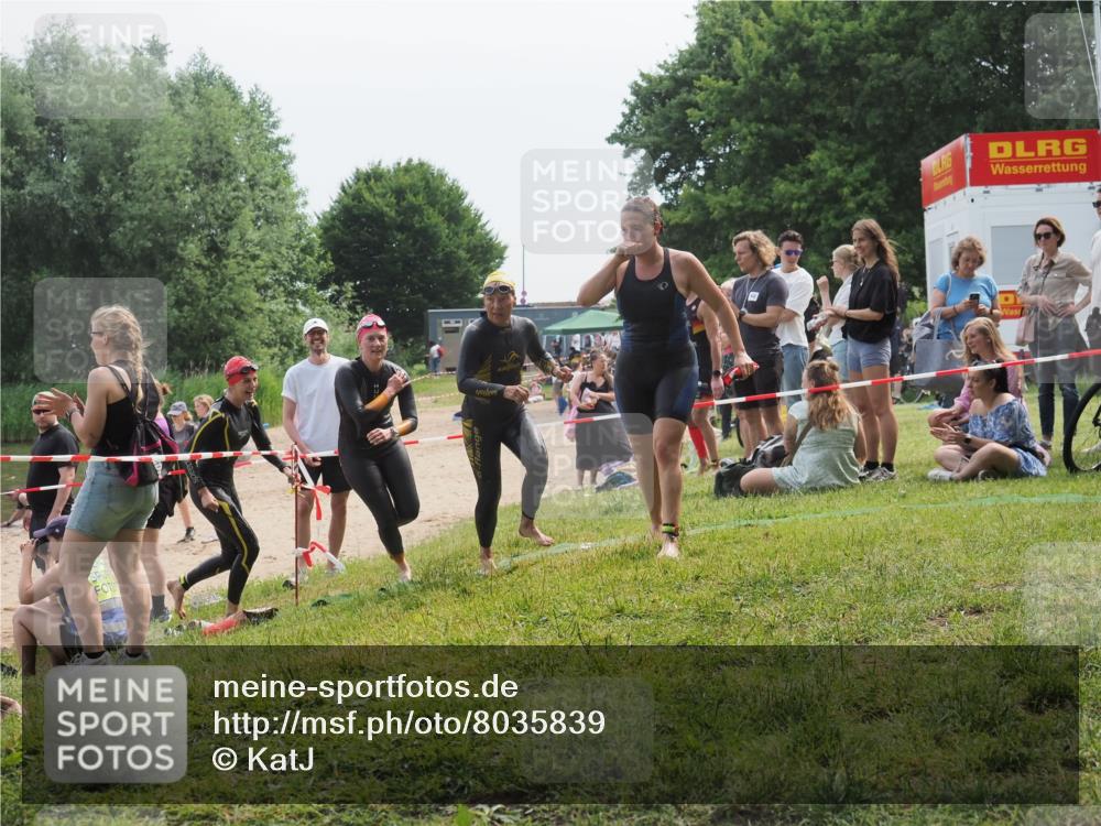 15.06.2025 - 27. Vierlanden-Triathlon KatJ http://msf.ph/oto/8035839 15.06.2025 11:20:45 Schwimmen 879, 924, 936, 941, 969, 1400 meine-sportfotos.de