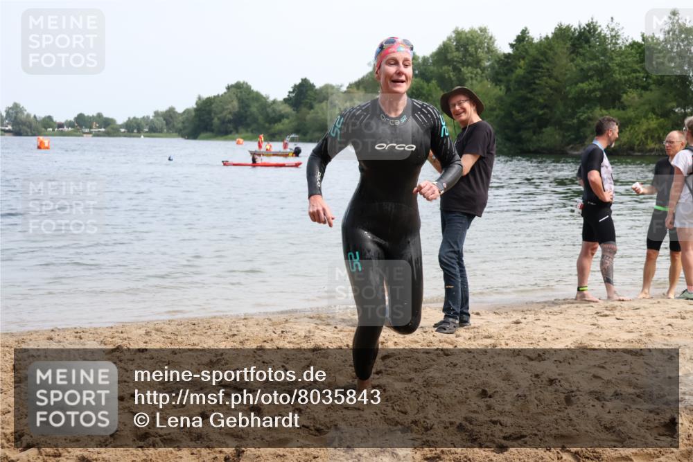 15.06.2025 - 27. Vierlanden-Triathlon Lena Gebhardt http://msf.ph/oto/8035843 15.06.2025 11:26:48 Schwimmen 900 meine-sportfotos.de