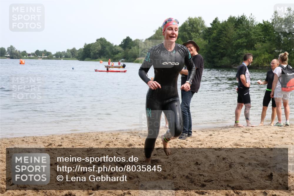 15.06.2025 - 27. Vierlanden-Triathlon Lena Gebhardt http://msf.ph/oto/8035845 15.06.2025 11:26:48 Schwimmen 900 meine-sportfotos.de