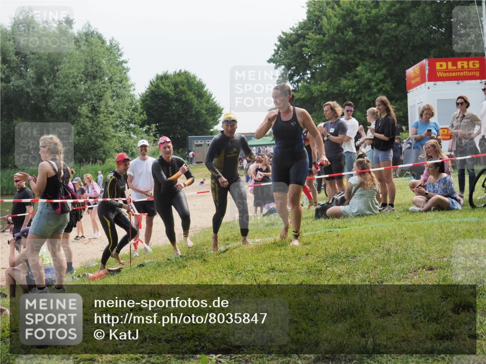 15.06.2025 - 27. Vierlanden-Triathlon KatJ http://msf.ph/oto/8035847 15.06.2025 11:20:45 Schwimmen 879, 924, 936, 941, 969, 1400 meine-sportfotos.de