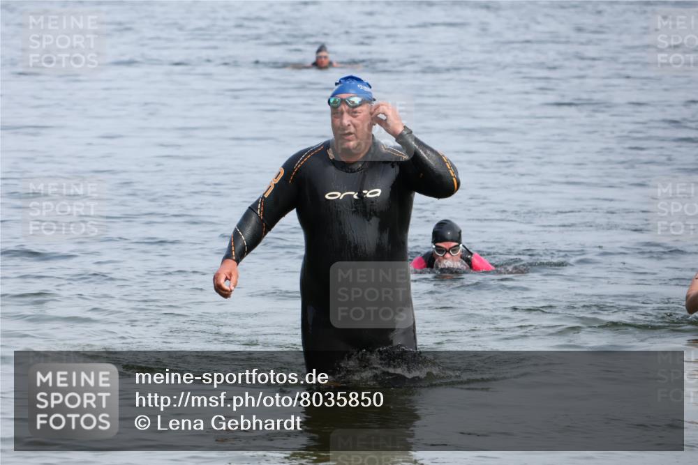 15.06.2025 - 27. Vierlanden-Triathlon Lena Gebhardt http://msf.ph/oto/8035850 15.06.2025 11:26:54 Schwimmen 900 meine-sportfotos.de