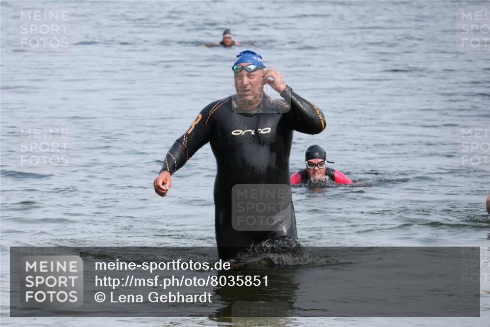 15.06.2025 - 27. Vierlanden-Triathlon Lena Gebhardt http://msf.ph/oto/8035851 15.06.2025 11:26:54 Schwimmen 900 meine-sportfotos.de