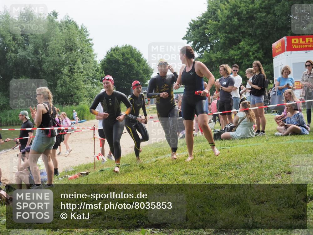 15.06.2025 - 27. Vierlanden-Triathlon KatJ http://msf.ph/oto/8035853 15.06.2025 11:20:46 Schwimmen 879, 924, 936, 941, 969, 1400 meine-sportfotos.de