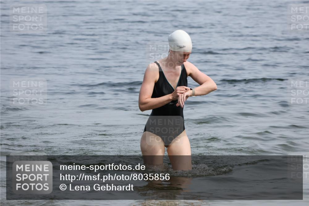 15.06.2025 - 27. Vierlanden-Triathlon Lena Gebhardt http://msf.ph/oto/8035856 15.06.2025 11:27:00 Schwimmen 961 meine-sportfotos.de