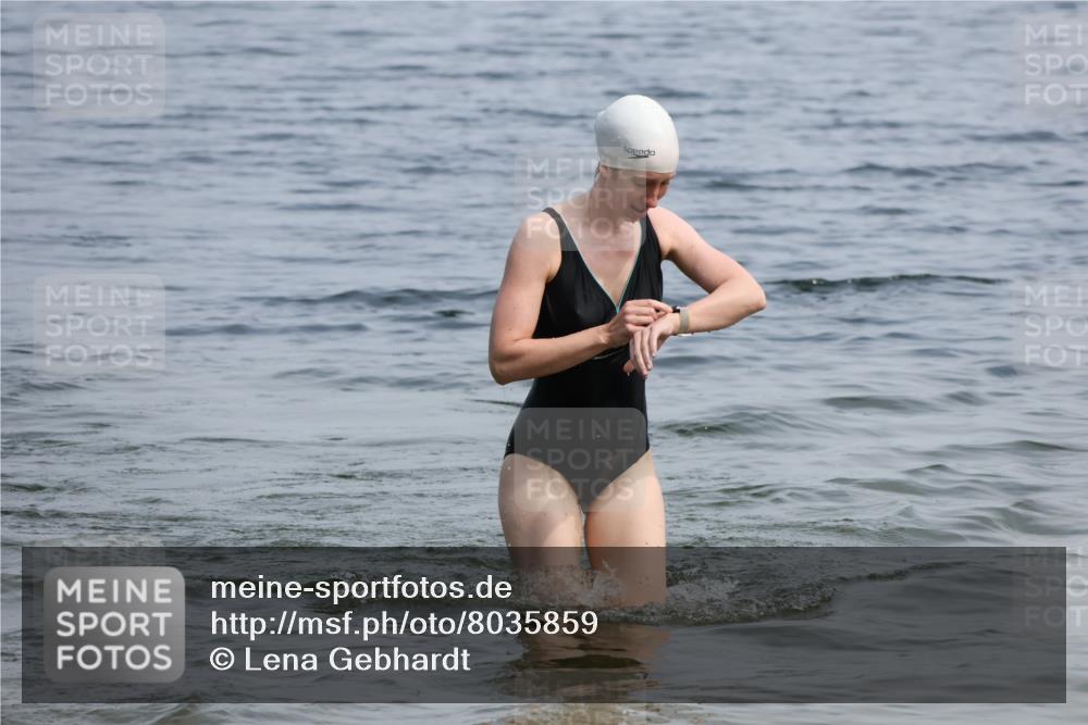 15.06.2025 - 27. Vierlanden-Triathlon Lena Gebhardt http://msf.ph/oto/8035859 15.06.2025 11:27:00 Schwimmen 961 meine-sportfotos.de