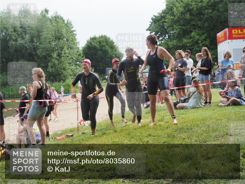 15.06.2025 - 27. Vierlanden-Triathlon KatJ http://msf.ph/oto/8035860 15.06.2025 11:20:46 Schwimmen 879, 924, 936, 941, 969, 1400 meine-sportfotos.de