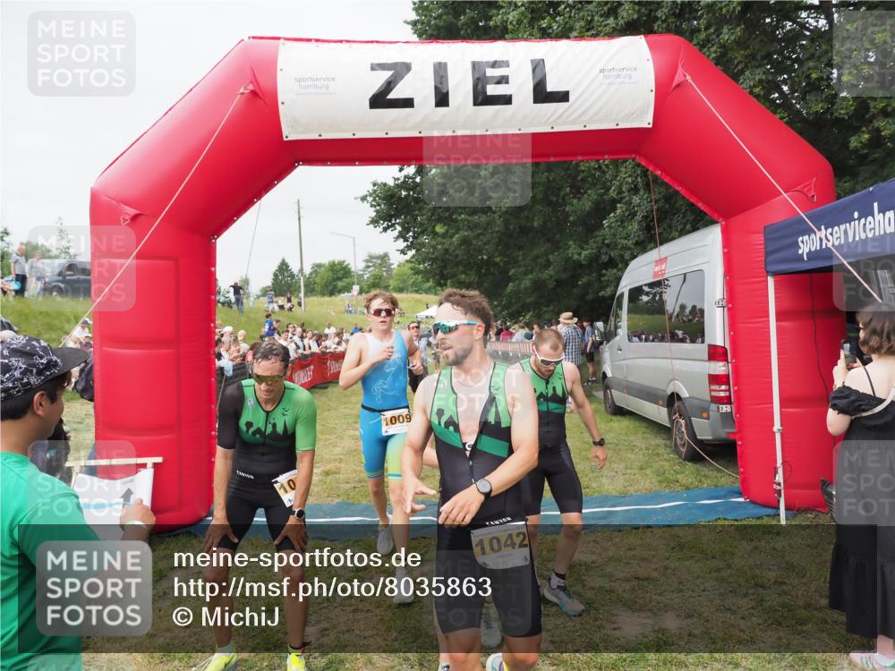 21.06.2025 - 27. Vierlanden-Triathlon MichiJ http://msf.ph/oto/8035863 15.06.2026 13:02:19 Ziel 755, 1009, 1039, 1041, 1042, 1043 meine-sportfotos.de